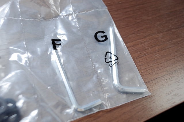 Loctek(ロックテック)のデュアルモニターアーム「D8D」の工具