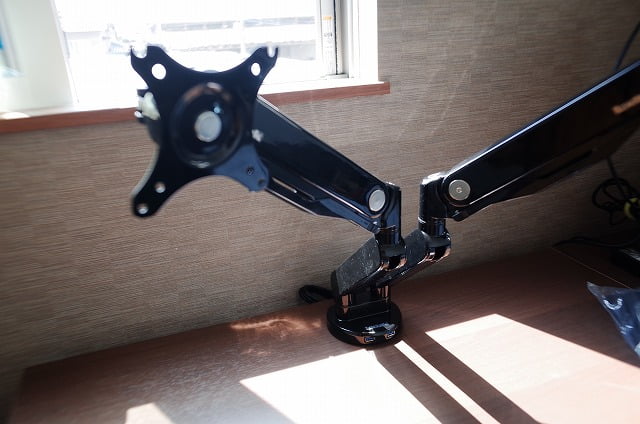 「D8D」にモニターを固定