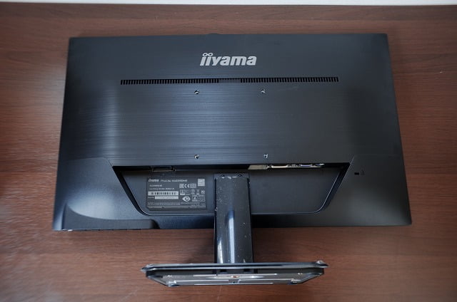 パソコンモニターの裏側