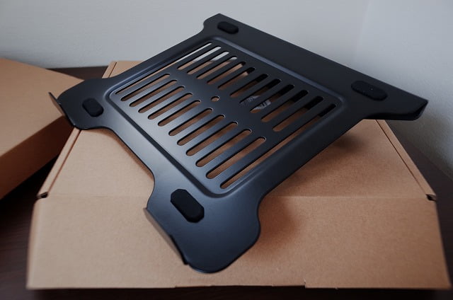 モニターにノートパソコンを置ける台座