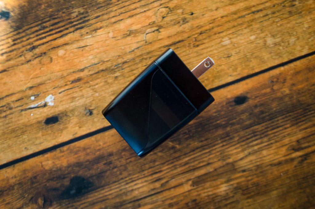 GENKI Dockは折りたたみコンセントプラグ付き