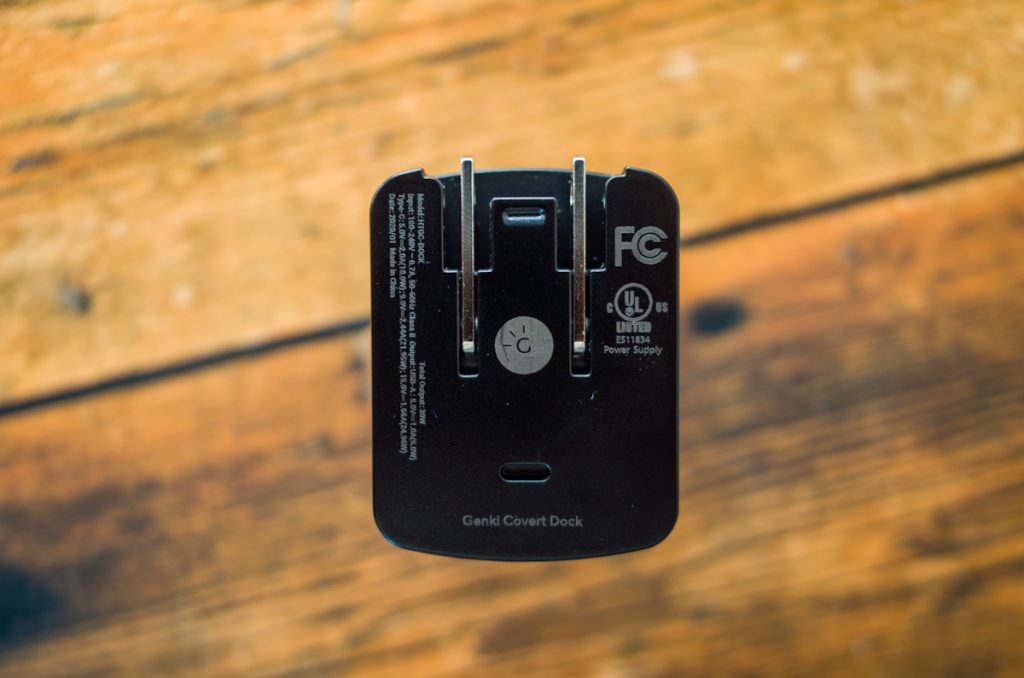 GENKI Dockは折りたたみコンセントプラグ付き