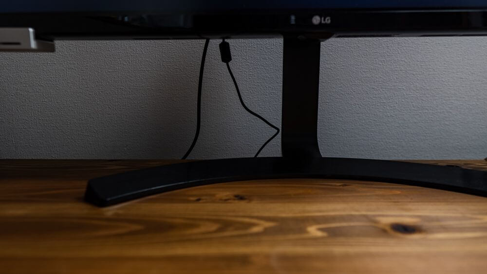 ウルトラワイドモニターの脚