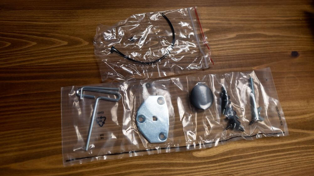 Amazonベーシック モニターアームの同梱品