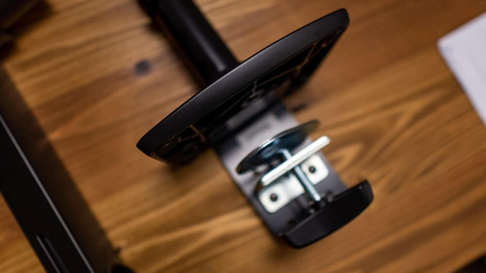 Amazonベーシックのクランプ式のモニターアーム