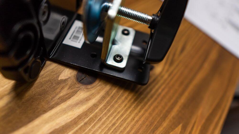 Amazonベーシック モニターアームの台座