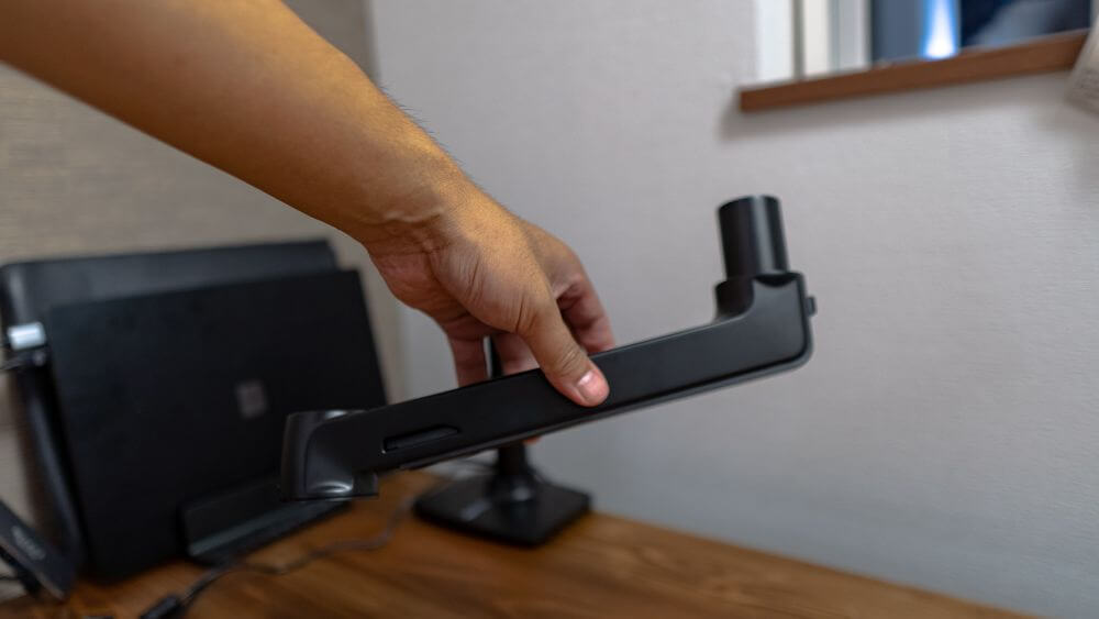 Amazonベーシックモニターのアーム