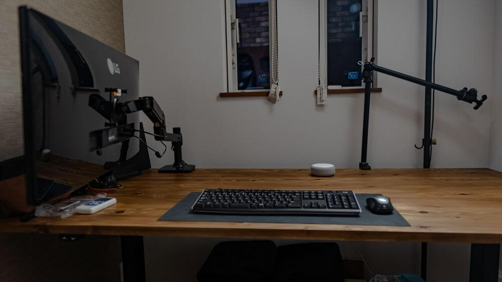 モニターを端に移動し撮影スペースに