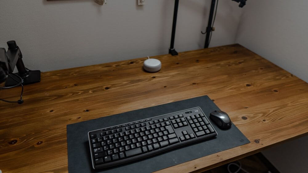 モニターを端に移動し撮影スペースに