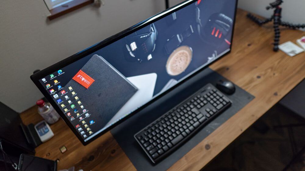 モニターをキーボードギリギリまで調整